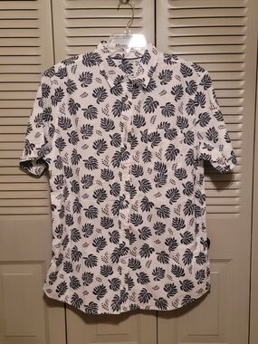 Amazon Essentials White Short-Sleeve Button-Down Shirt with Black Leaf Print